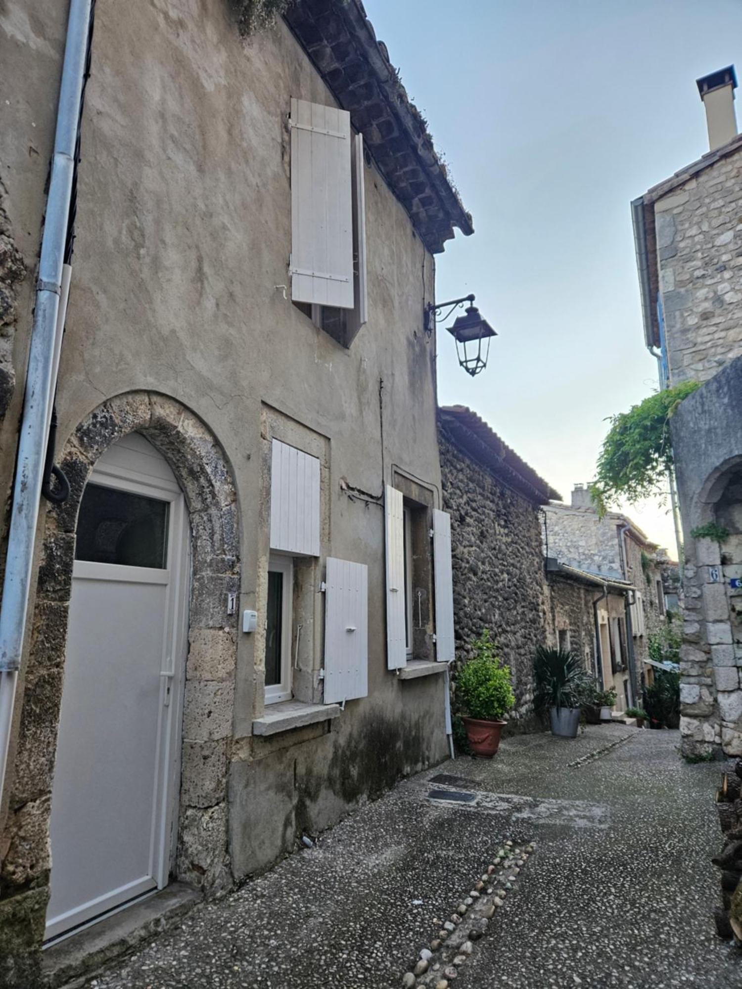 Maison De Village Meublee Avec Terrasse Donzere Exterior photo